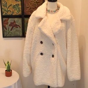 aria & clara size Large white teddy coat. EUC. Like new